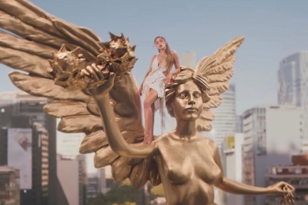 Shakira se sube al Ángel de la Independencia
