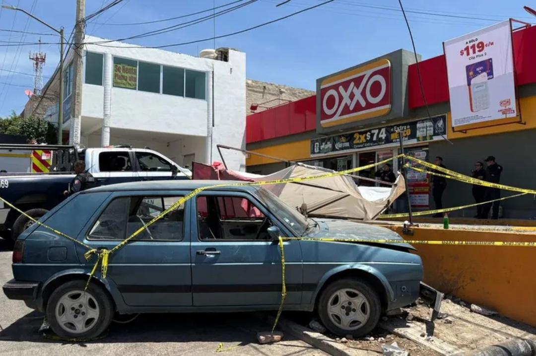 Zapopan: Motociclista choca con puesto de comida; hay 5 lesionados