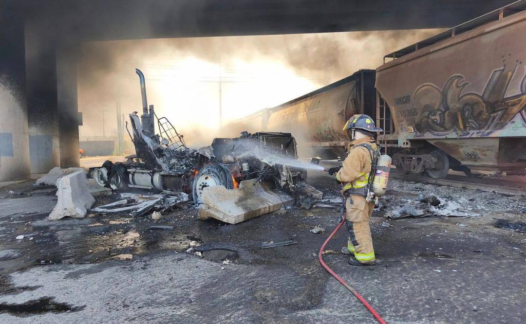 Querétaro: Explosión entre pipa y tren deja dos muertos