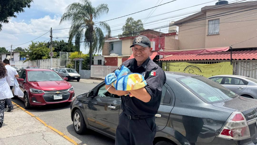 Zapopan: Personal del DIF auxilian a mujer en labor de parto