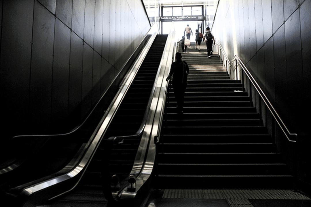 Tren Ligero: Avanza más del 90% la renovación de escaleras eléctricas