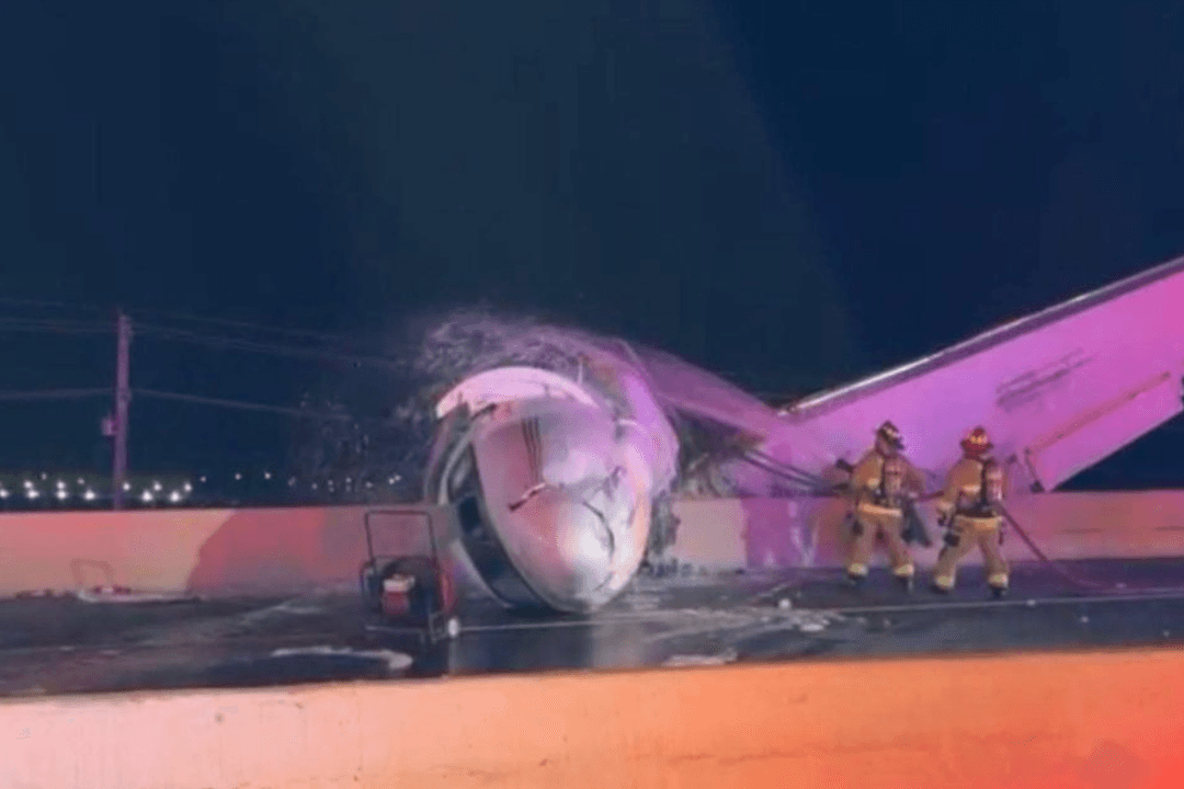 Texas: Se estrella avioneta en autopista; reportan un fallecido