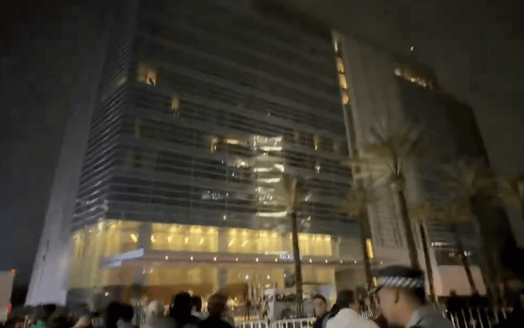 Aficionados mexicanos se reunieron por la noche afuera del hotel de la Selección de Ecuador