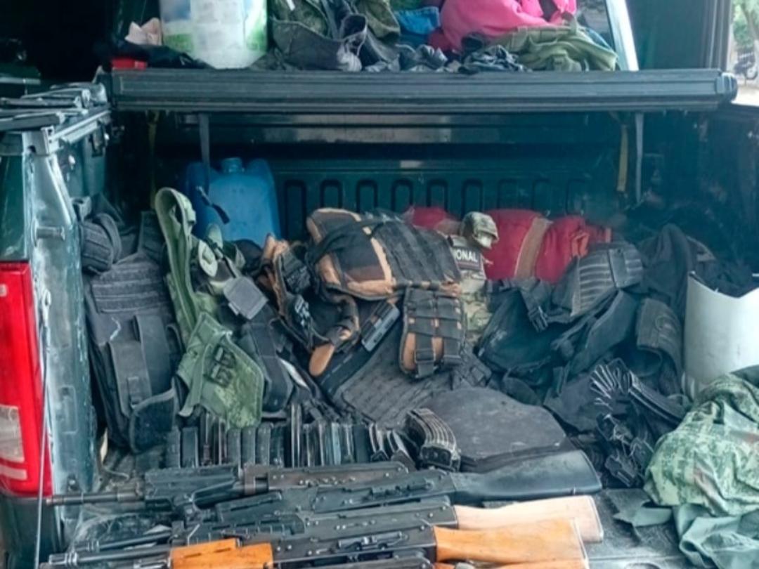 Sinaloa: Encuentran vehículo con arsenal y ponchalllantas