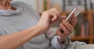 Suecia pide a padres limitar uso del celular frente a sus hijos