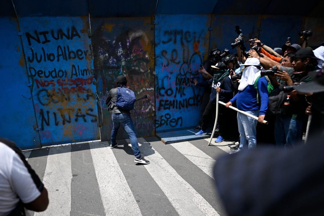 Ciudad de México: Maestros protestan en el Zócalo por mejores salarios