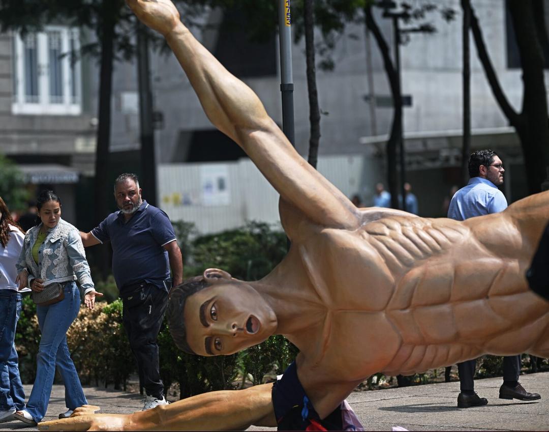 Protestas de Maestros: Derriban estatuas de jugadores durante movilización en CDMX