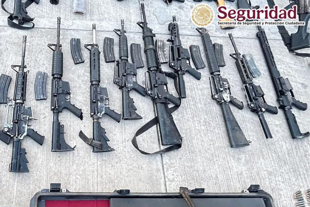 Sinaloa: Autoridades federales decomisan arsenal en camioneta