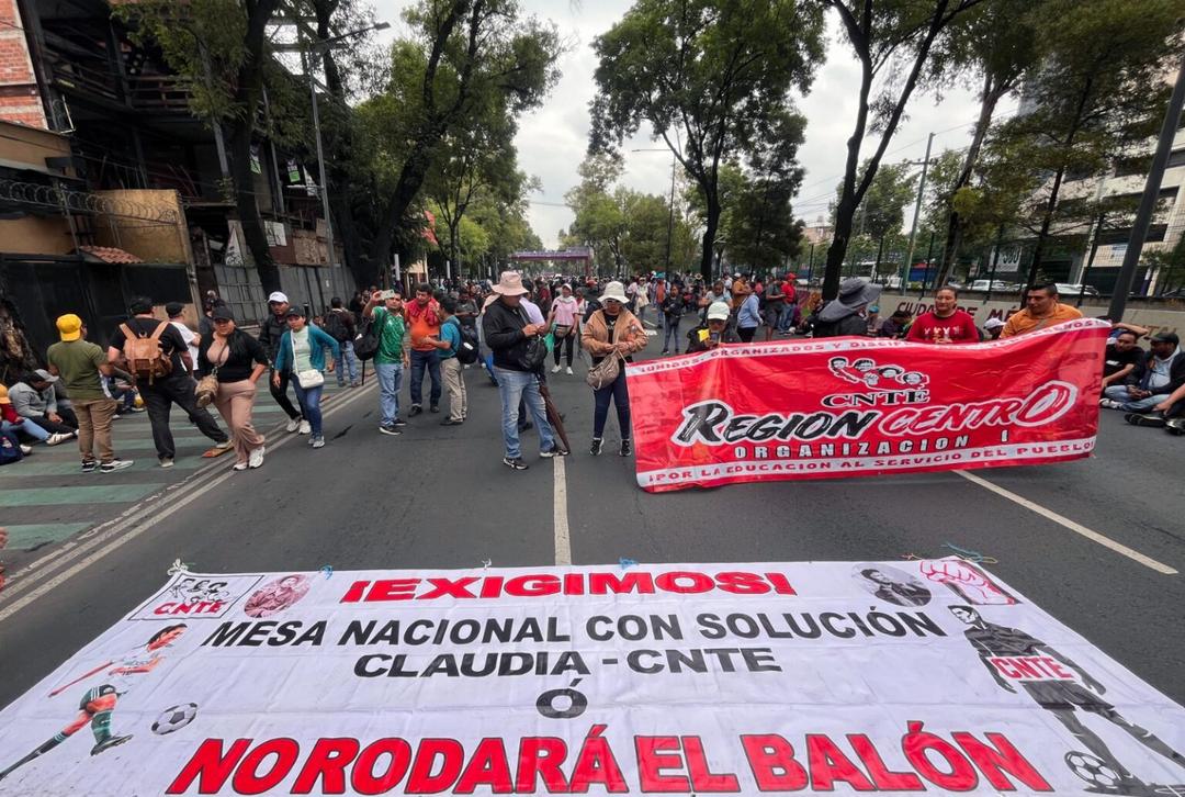 CDMX: Maestros bloquean accesos al estadio de la inauguración
