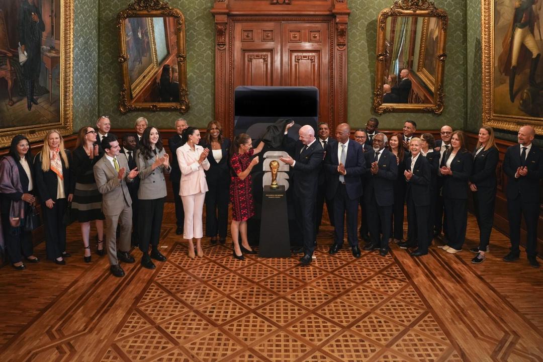Sheinbaum recibe el trofeo de la Copa del Futbol en Palacio Nacional