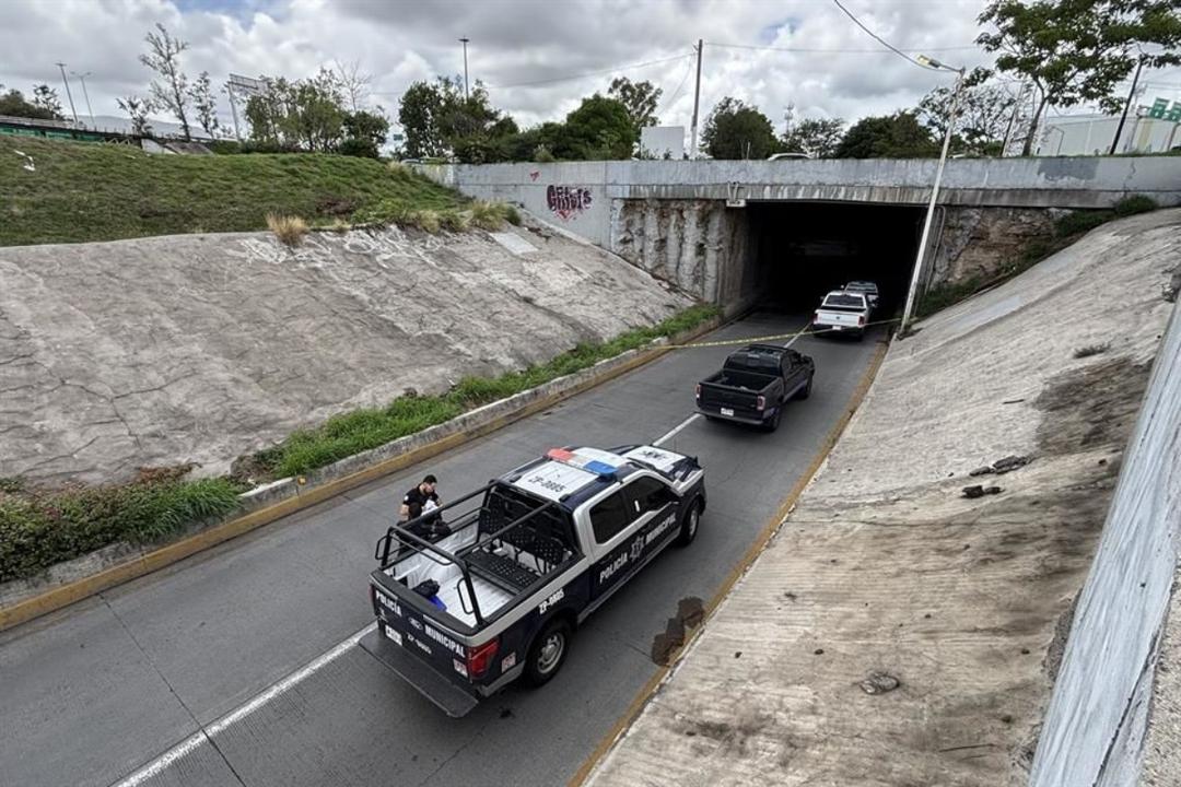 Zapopan: Asesinan a hombre al interior de un paso a desnivel