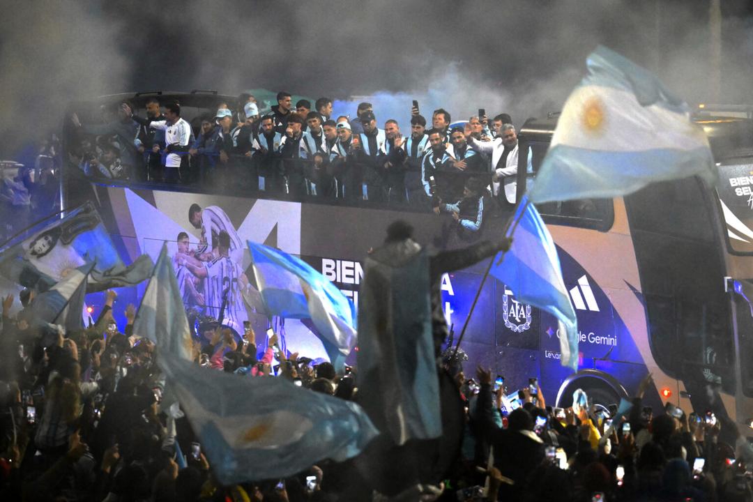 Argentina vuelve a casa sin Messi, pero con el amor de miles de aficionados