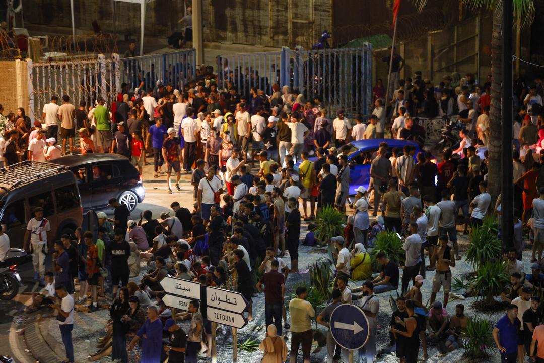 España: Migrantes desde Marrueco llegan a Ceuta; fuerzas armadas arriban