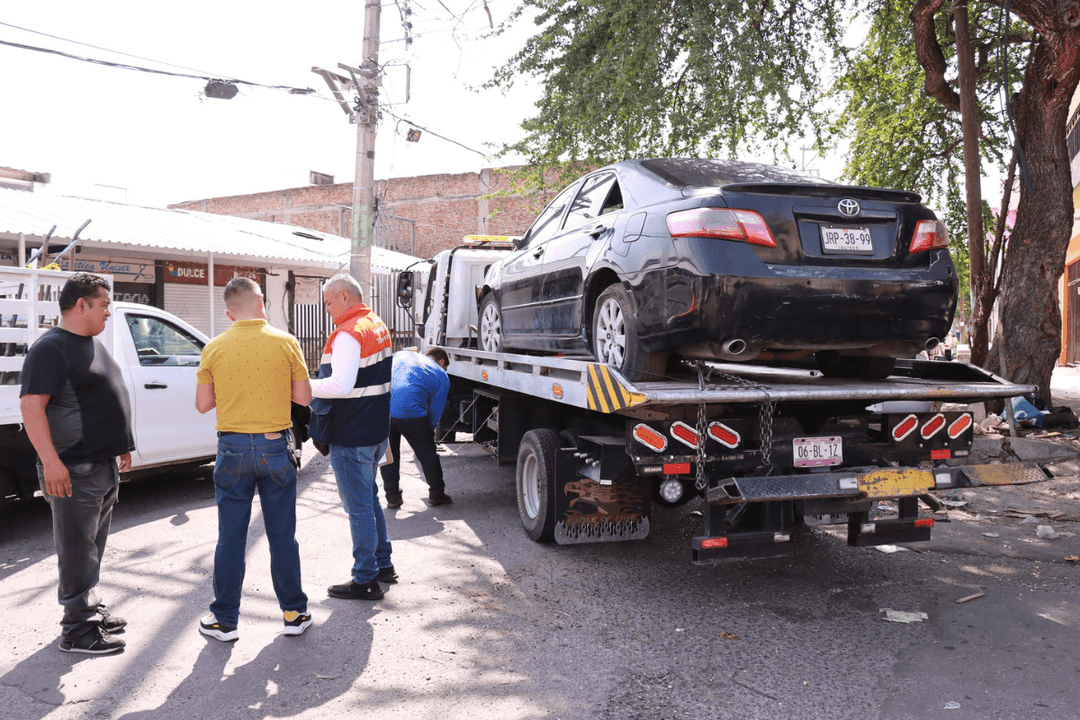 Guadalajara: Refuerzan el retiro de vehículos abandonados en la vía pública