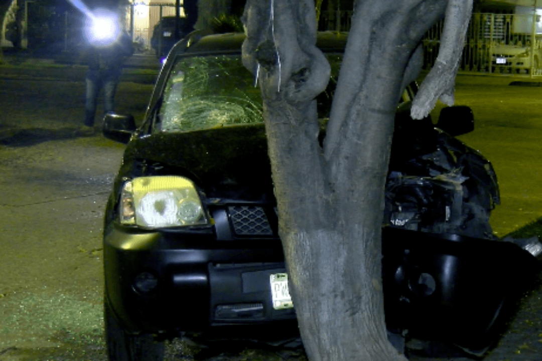 Guadalajara: Camioneta se incendia tras chocar contra un árbol