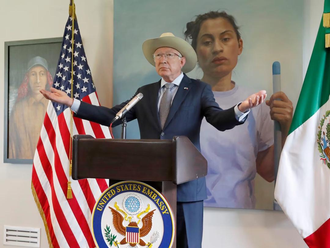 Ken Salazar insiste en su versión sobre captura de ‘El Mayo’