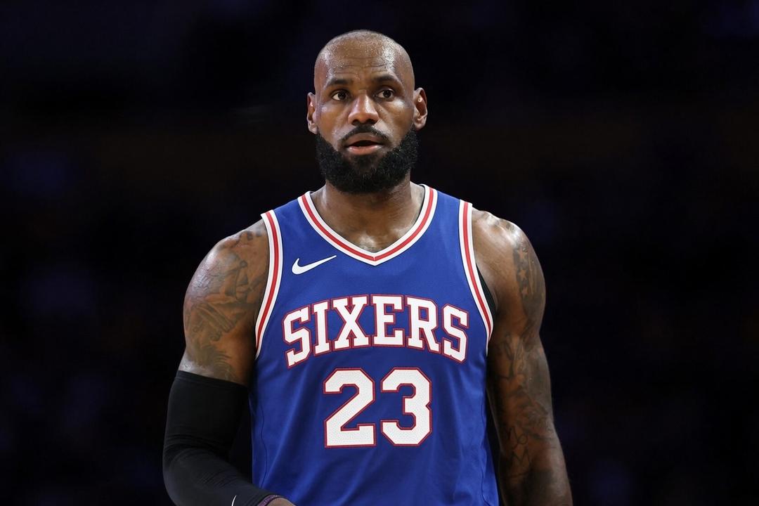 LeBron James firma por dos años con los 76ers de Filadelfia
