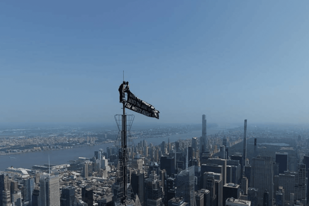 VIDEO: Escalan la aguja del Empire State y protagonizan una escena romántica