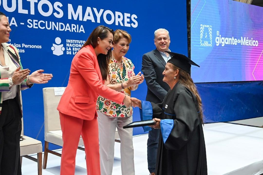 Aguascalientes: 200 adultos mayores reciben constancias de alfabetización y certificados escolares