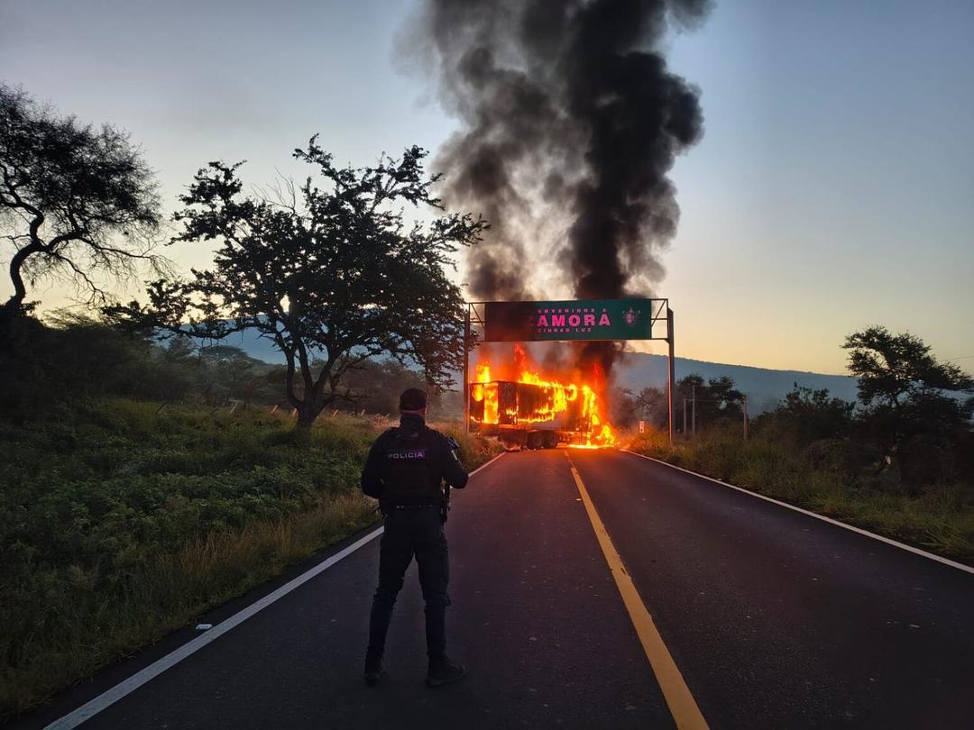Michoacán amanece con bloqueos carreteros y vehículos incendiados