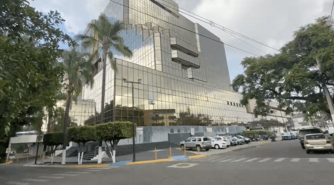 Zapopan: Hombre armado retiene a mujer en un hotel de López Mateos
