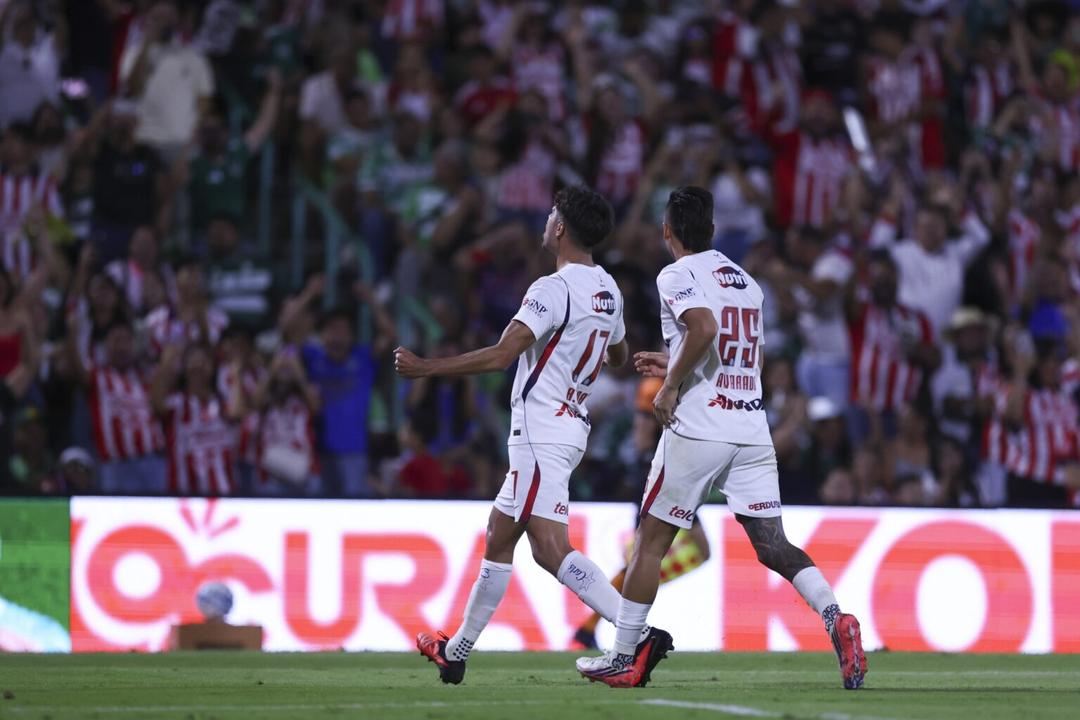 Chivas vence por la mínima a Santos Laguna con un gol de penal