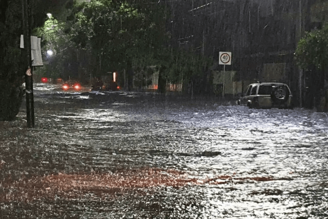 Lluvias en el ZMG: Tormenta y fuertes vientos provocan inundaciones