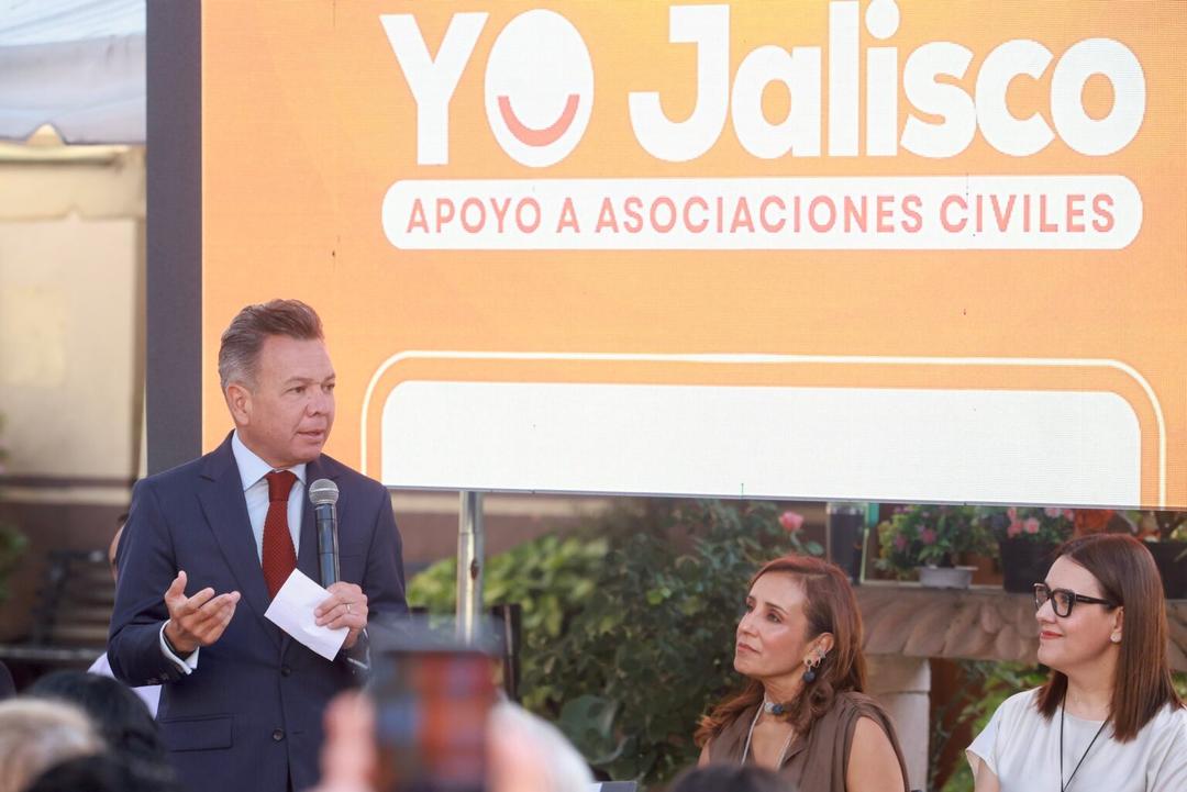 Pablo Lemus entrega apoyos a 152 OSC