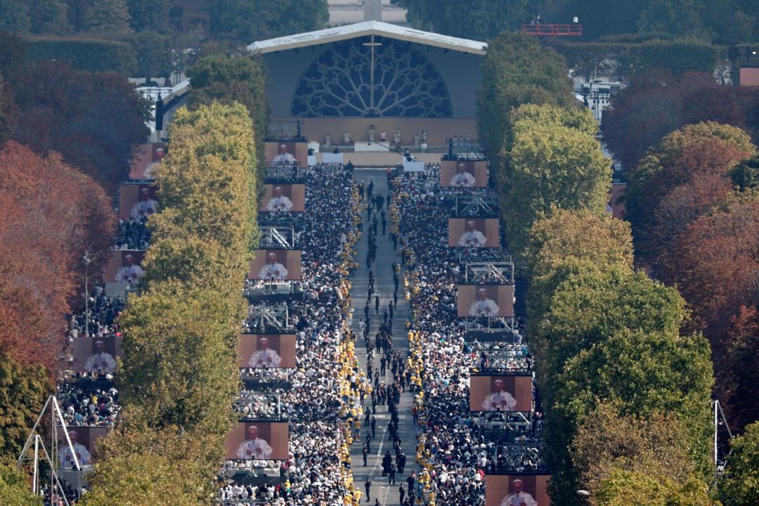 León XIV oficia gran misa en los Campos Elíseos de París