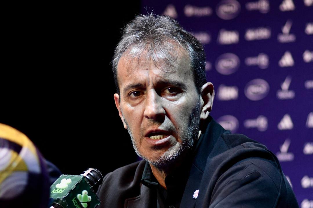 Fernando Batista es cesado como DT de Costa Rica