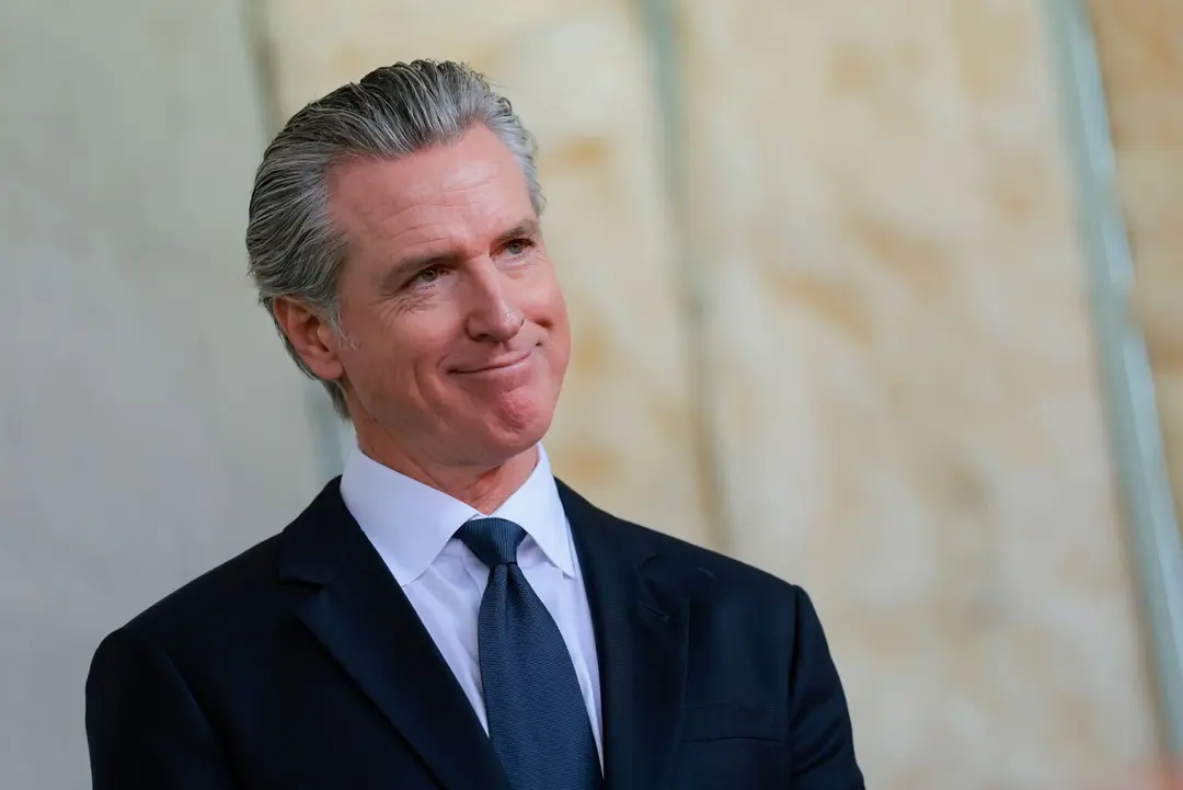 Gobernador de California no competiría con Harris en 2028