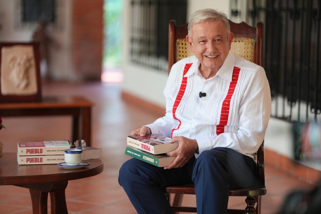 AMLO reaparece para presentar un libro y dar un mensaje a México