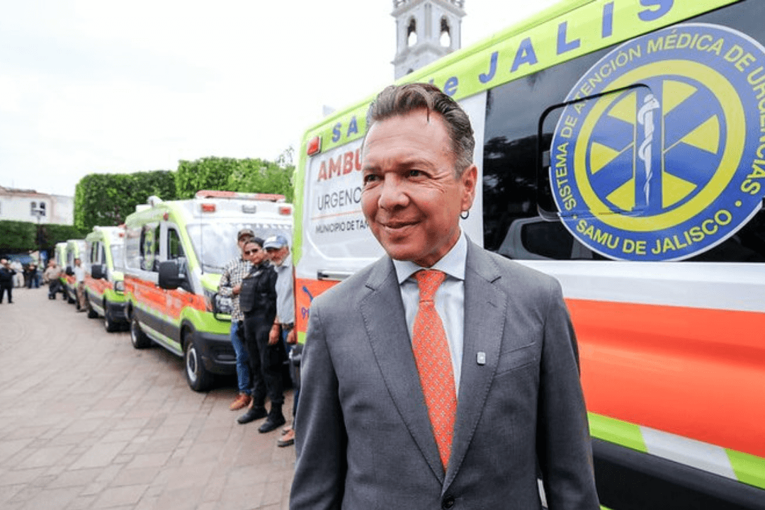 Pablo Lemus entrega 19 patrullas y 12 ambulancias a municipios de Jalisco