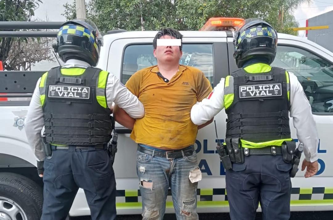 Zapopan: Detienen a un sujeto por golpear a un agente vial
