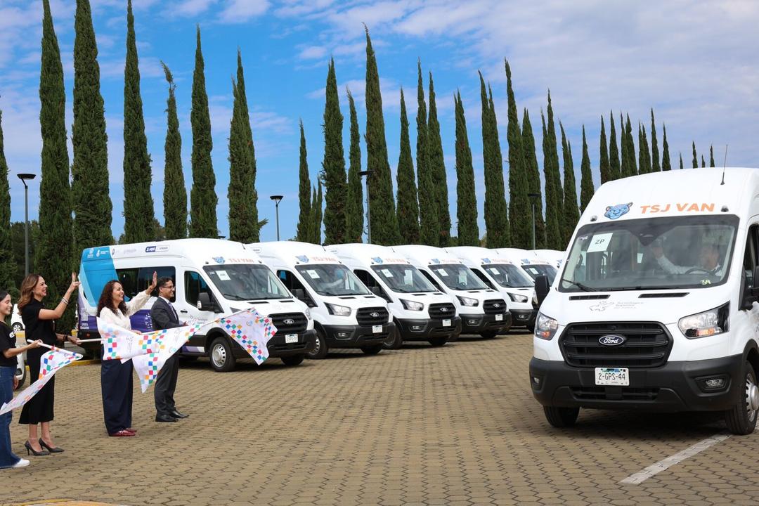Guadalajara: Entregan 40 unidades de transporte escolar