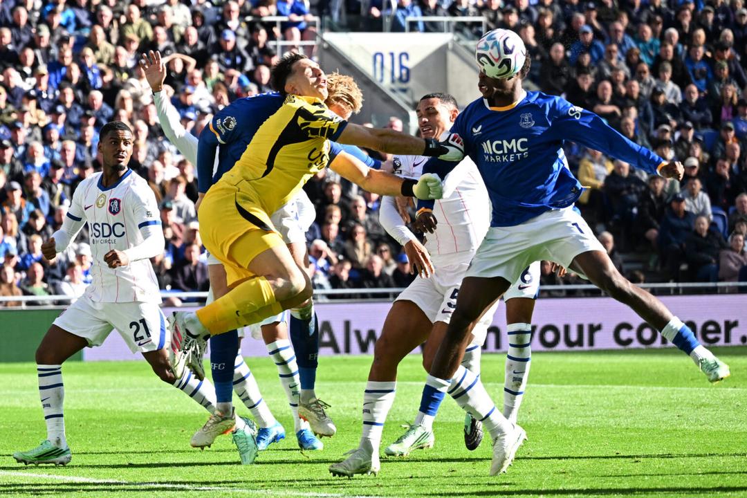 Chelsea gana 2-0 a Everton, pero Dibu Martínez queda lesionado