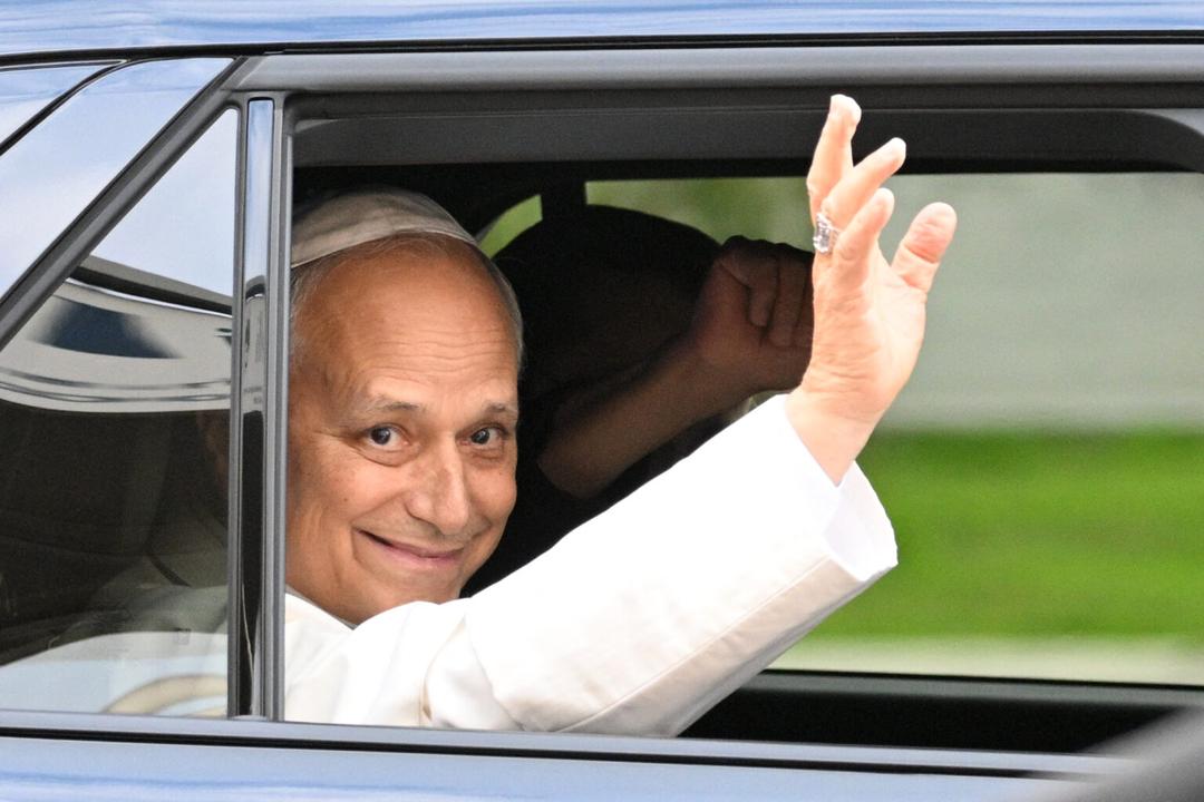 León XIV regresa al Vaticano tras ser operado de un cáncer de pulmón