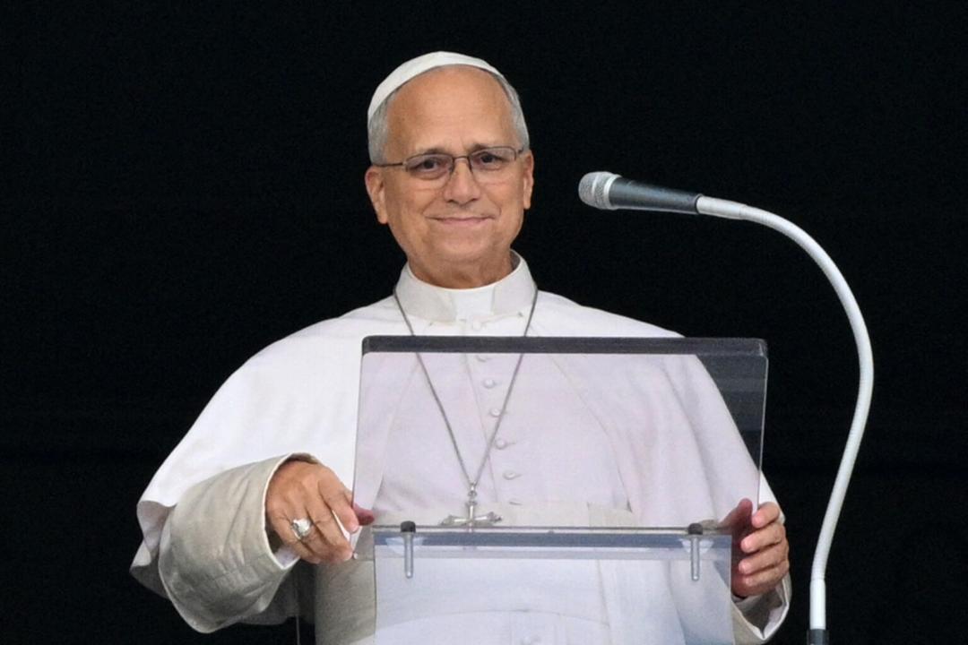 Papa León XIV saluda a multitud en el Vaticano tras operación