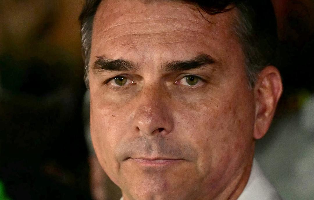 Flávio Bolsonaro huyó a EU tras derrota electoral en Brasil