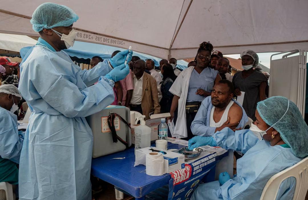 África enfrenta un brote de ébola tras la llegada del virus a Nigeria