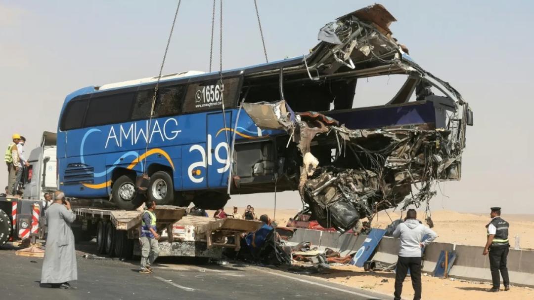 Egipto: Choque entre un camión y autobús turístico deja 13 muertos