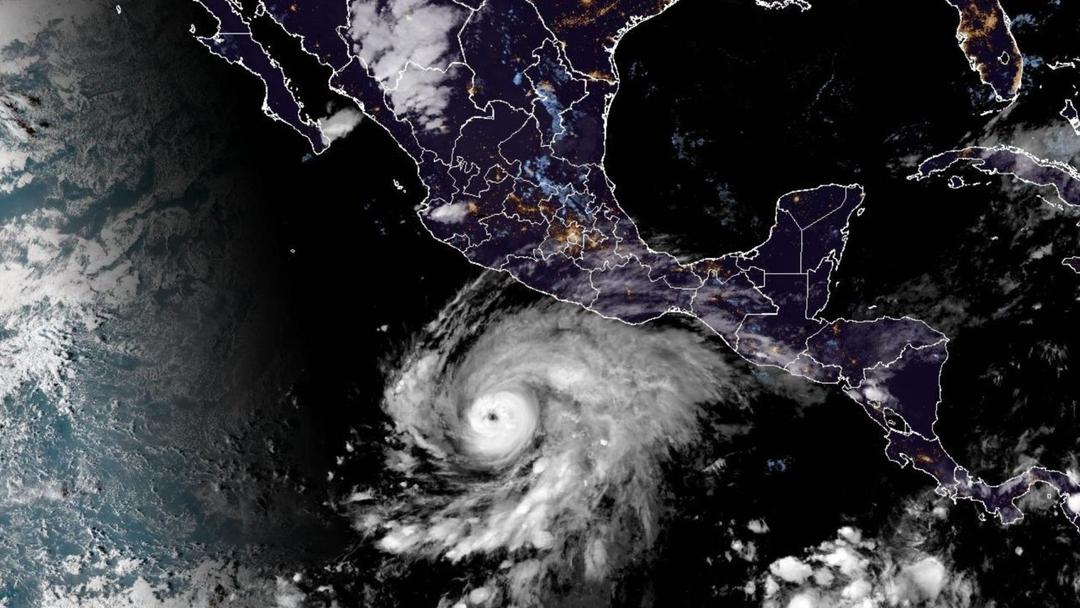 Huracán Vance avanza cerca de las costas mexicanas