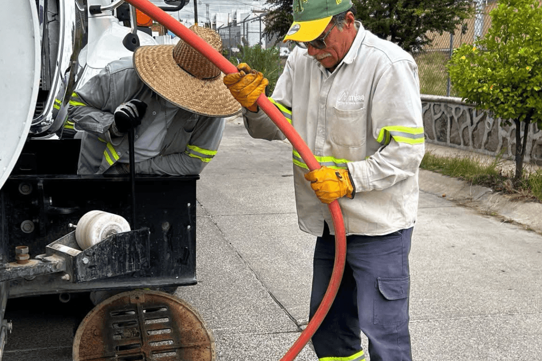 MIAA desazolva alcantarilla en Paseos del Sol