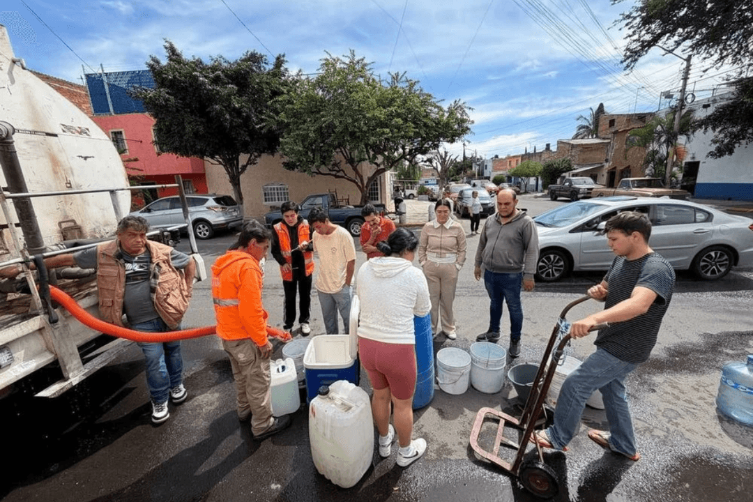 Guadalajara distribuye más de 200 mil litros de agua en colonias afectadas