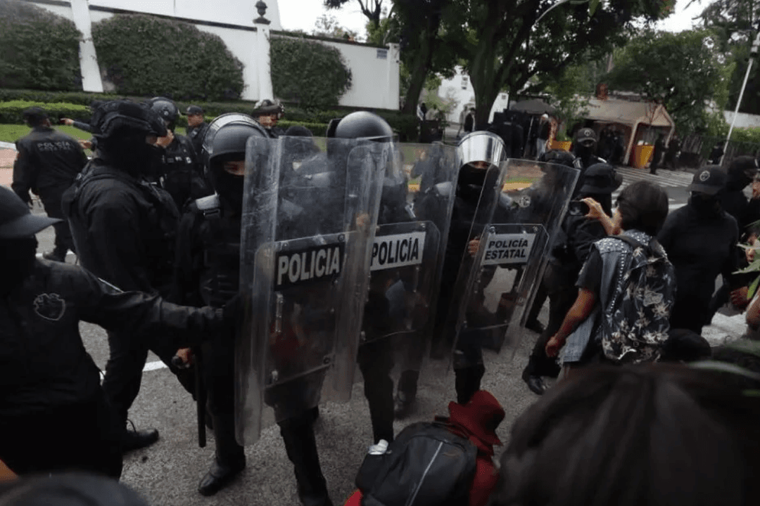 Fiscalía mantiene investigación por detenciones durante marcha en Casa Jalisco