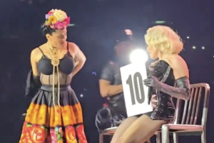 Madonna en México: Salma Hayek aparece vestida de Frida Khalo en el escenario