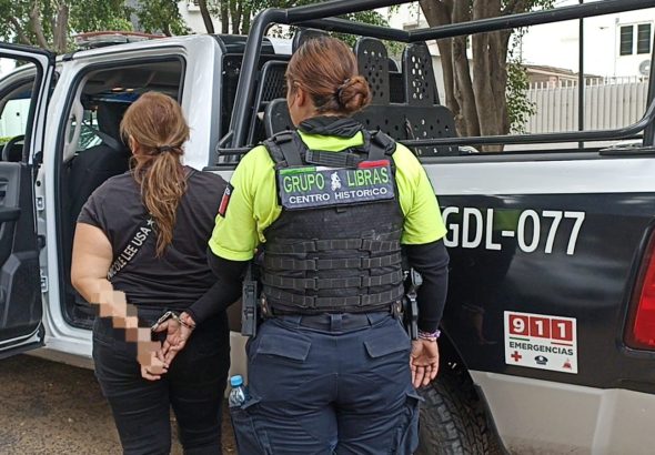 Guadalajara: Detienen a mujer por robar celular a usuario en Macrobús